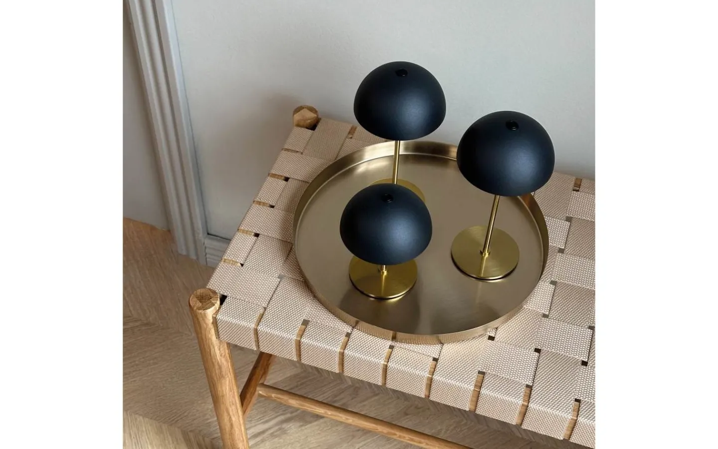 Dyberg Larsen Along Uppladdningsbar Bordslampa 12/20cm 3 styck + Bricka Svart/Mässing* Uppladdningsbara Lampor Inomhus