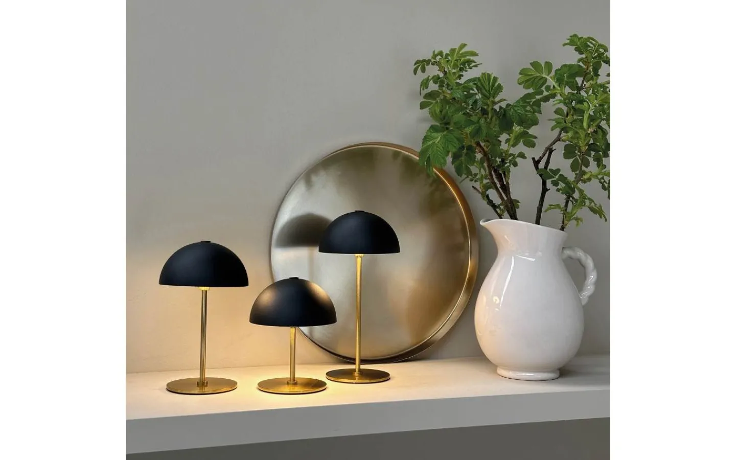 Dyberg Larsen Along Uppladdningsbar Bordslampa 12/20cm 3 styck + Bricka Svart/Mässing* Uppladdningsbara Lampor Inomhus