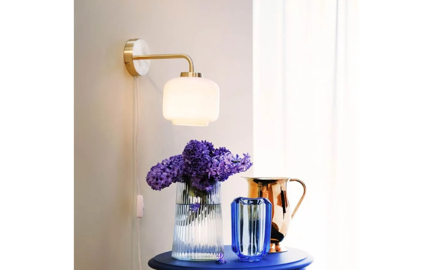 Dyberg Larsen Arp Vägglampa Opal/Mässing* Lampetter|Läslampor