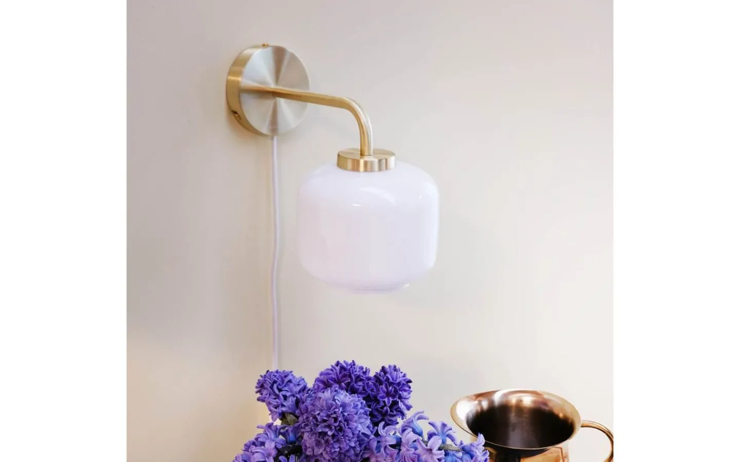 Dyberg Larsen Arp Vägglampa Opal/Mässing* Lampetter|Läslampor