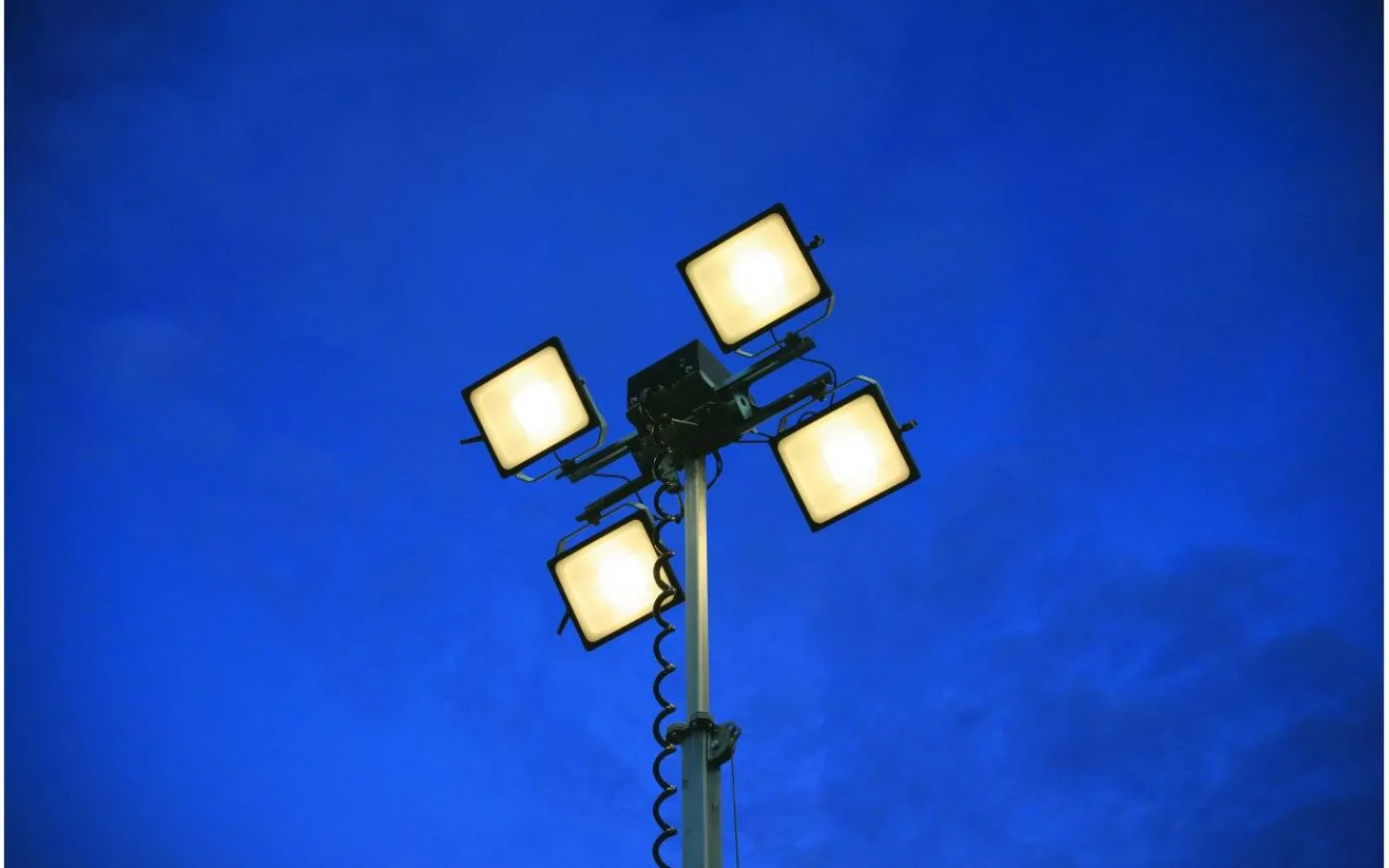 Allmänbelysning|Led Strålkastare<Malmbergs Belysningsmast, 7 m, ljussensor, 4x100W