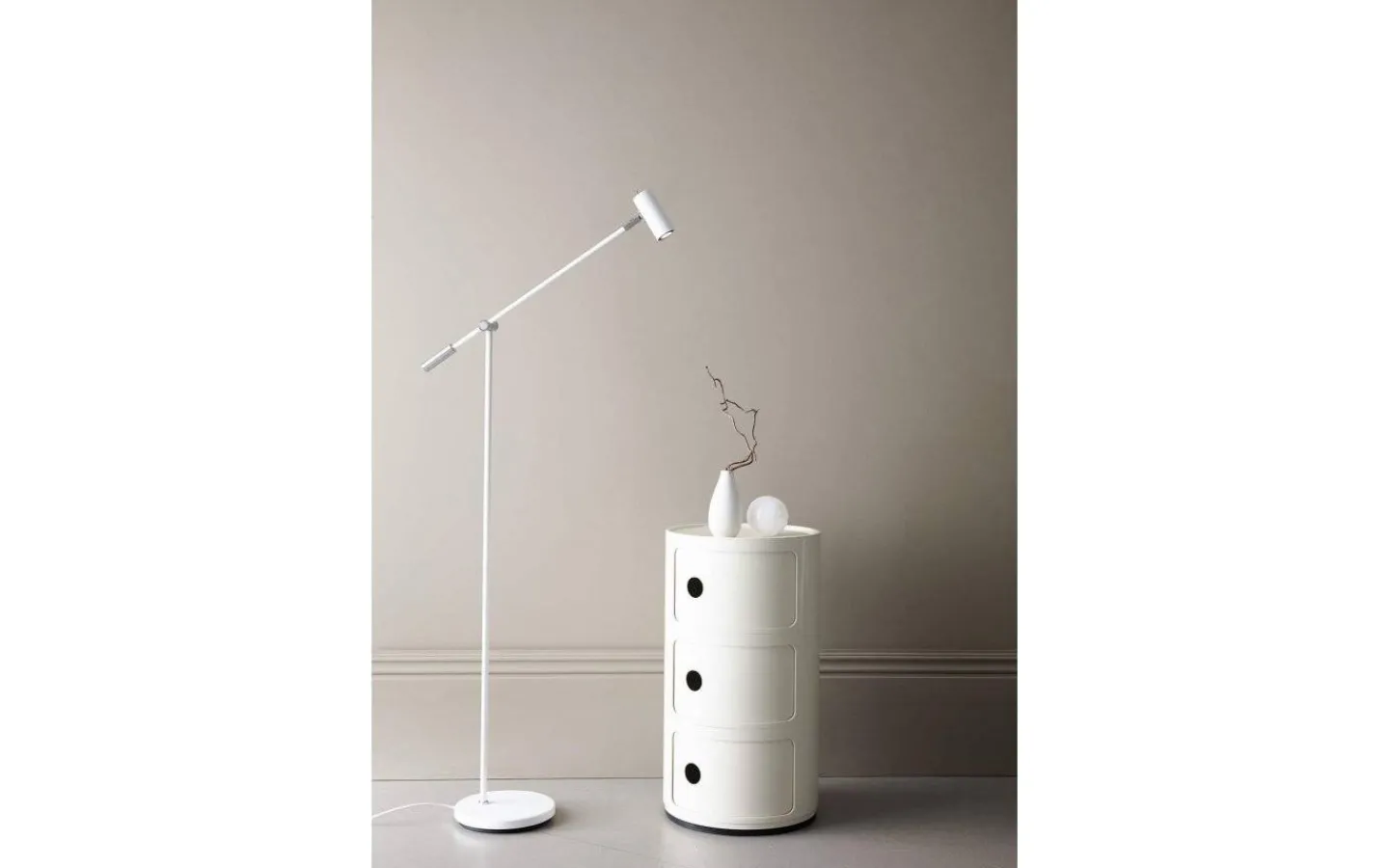 Vardagsrum|Golvläslampor<Belid Cato Golvlampa 134cm LED GU4 Dimbar Vit/Krom