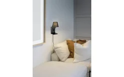 Trio Lighting Comfort Vägglampa E14 mattsvart med laddningsstation* Läslampor