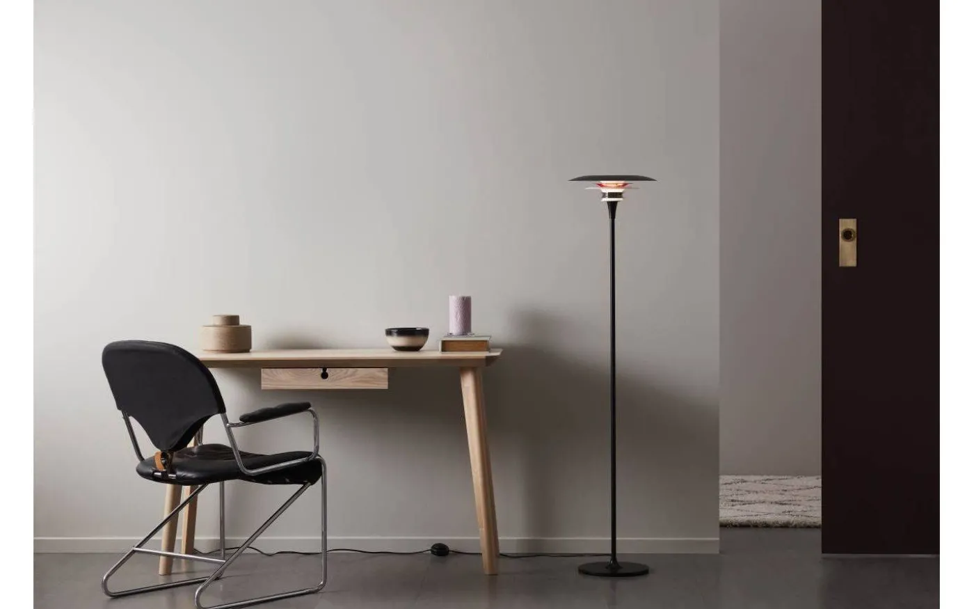 Diablo Golvlampa 134,5cm Mattsvart/Blankröd