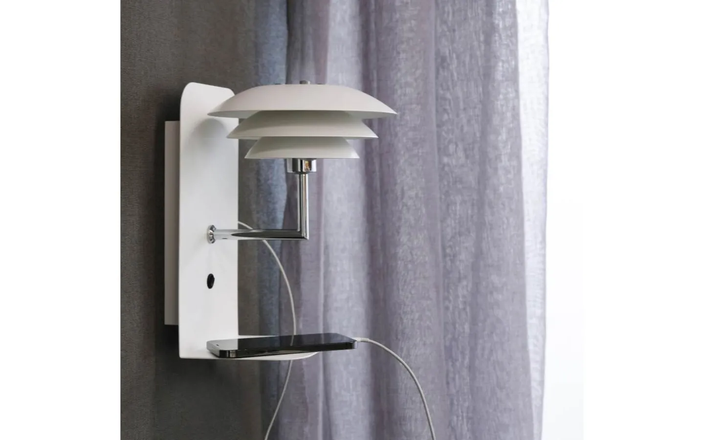 Dyberg Larsen DL20 Vägglampa USB Vit/Krom* Läslampor