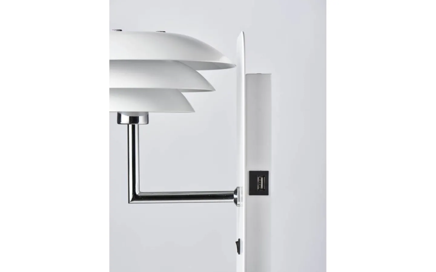 Dyberg Larsen DL20 Vägglampa USB Vit/Krom* Läslampor