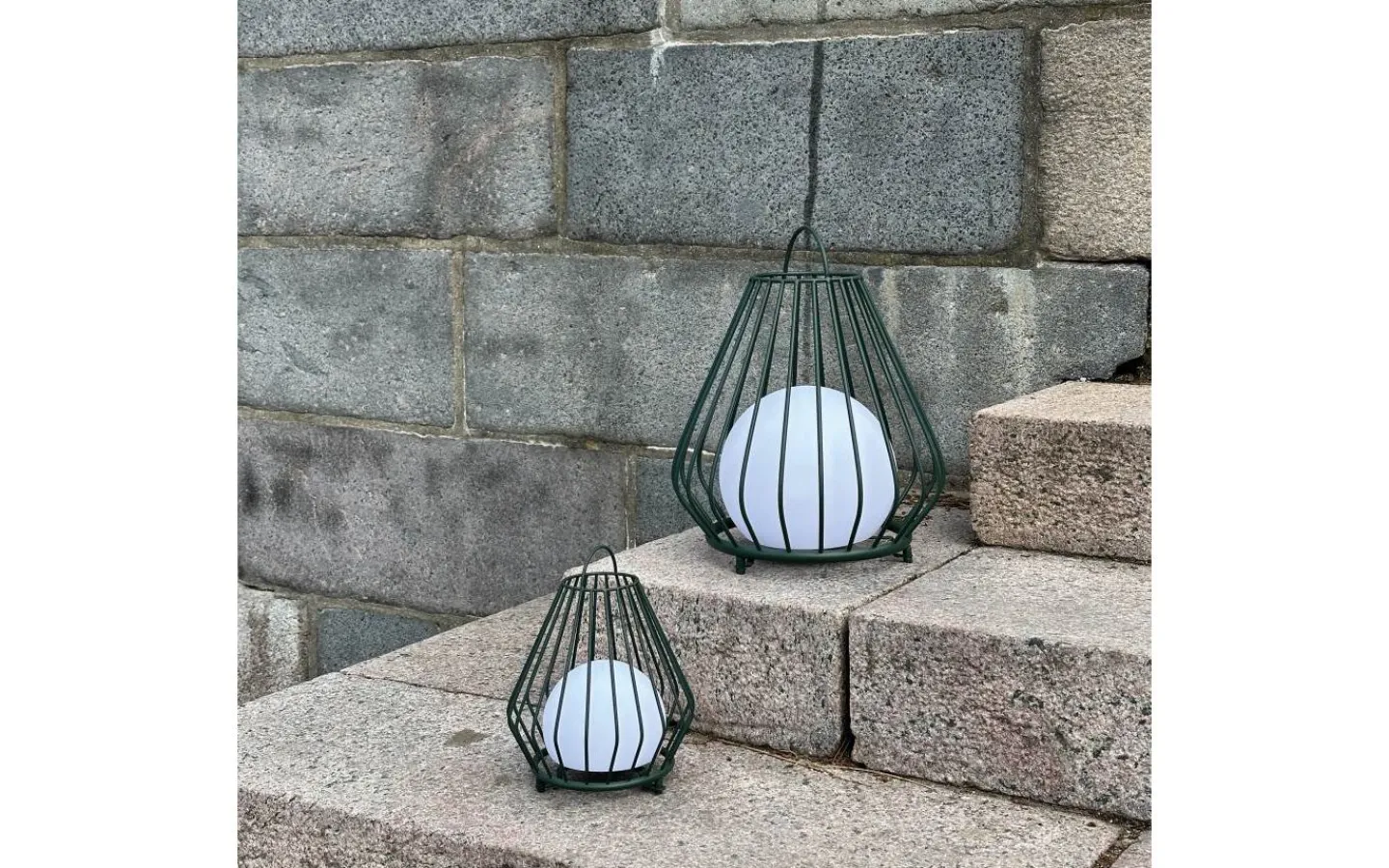 Dyberg Larsen Evesham Laddbar/Solcells Lykta 38cm LED 2700K Grön IP44* Ljuslyktor|Uppladdningsbara Lampor Utomhus