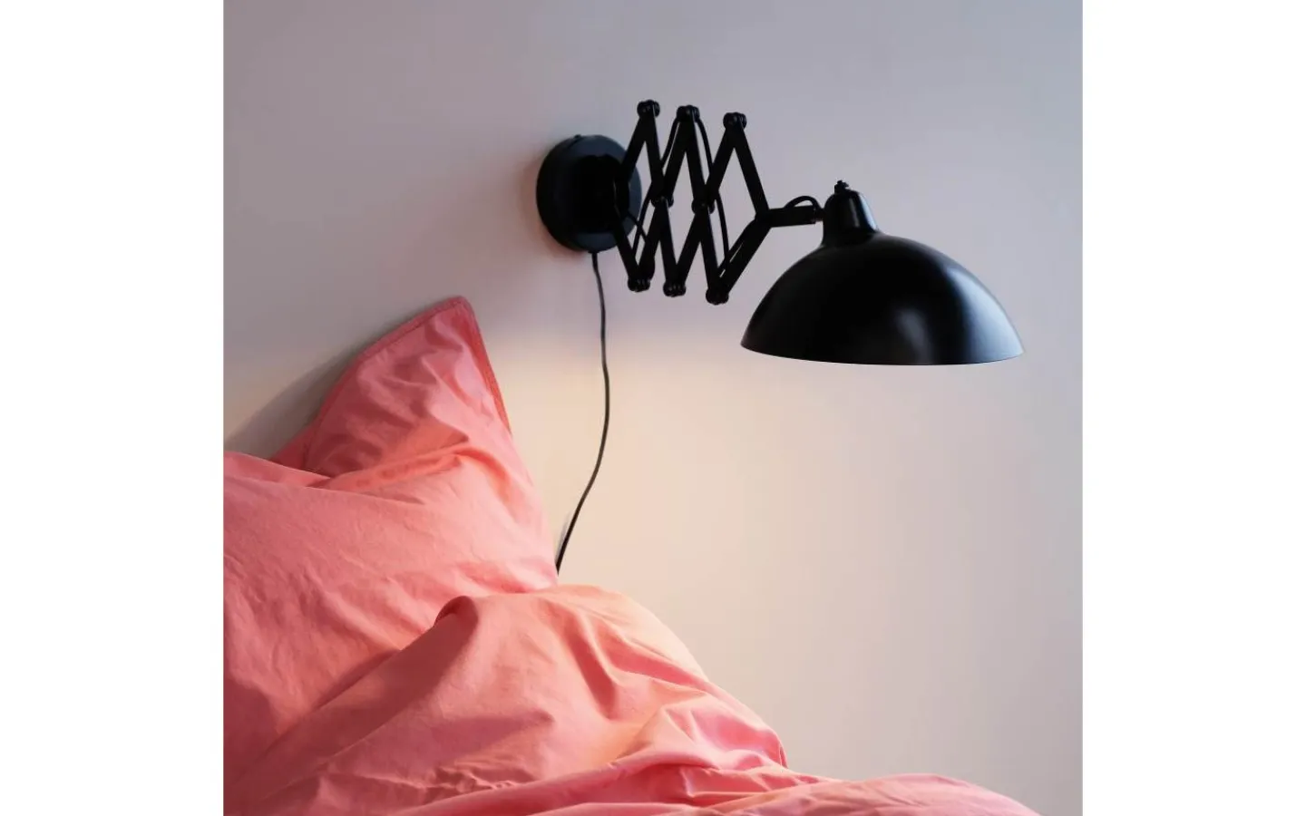 Dyberg Larsen Futura Vägglampa Svart med Vikarm* Läslampor