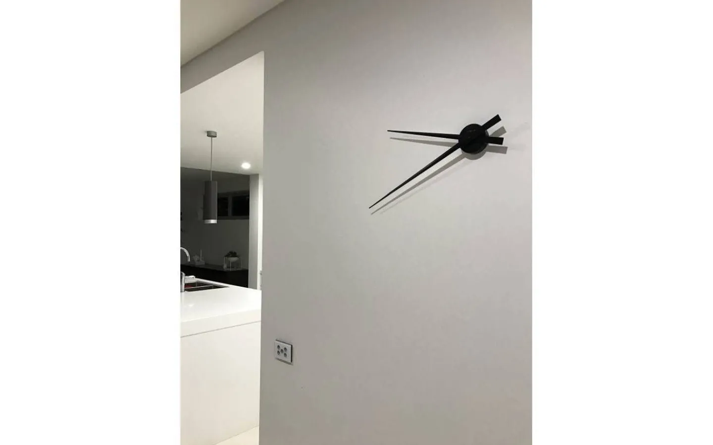 Väggklockor<NeXtime Hands Väggklocka 85cm Svart