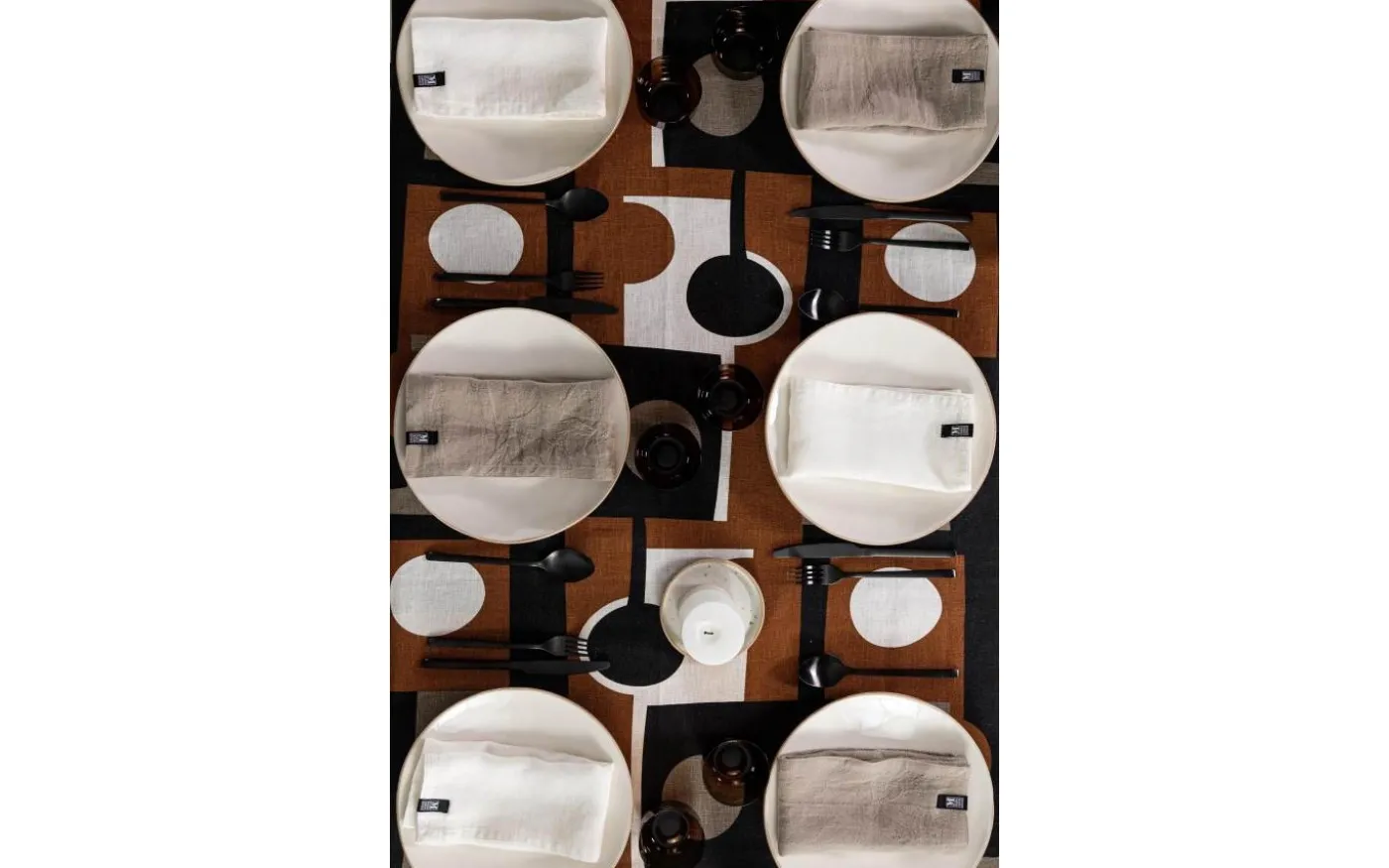 Hild Bordsduk Röd 160x250 cm