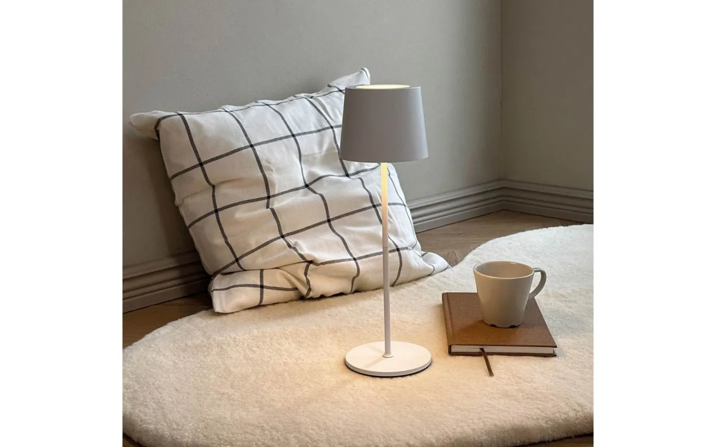 Dyberg Larsen Karl Uppladdningsbar Bordslampa 37cm LED 3000K 2W Vit IP44* Uppladdningsbara Lampor Utomhus|Uppladdningsbara Lampor Utomhus