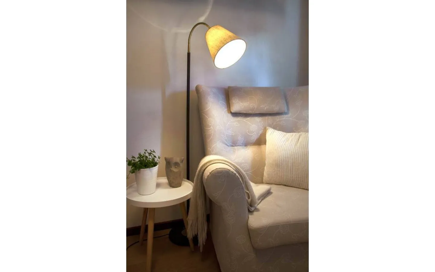 Golvfötter|Golvläslampor<Aneta Ljusdal Golvfot 140cm 1L Svart/Matt Mässing Ex. Lampskärm