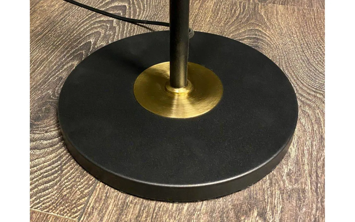 Golvfötter|Golvläslampor<Aneta Ljusdal Golvfot 140cm 1L Svart/Matt Mässing Ex. Lampskärm