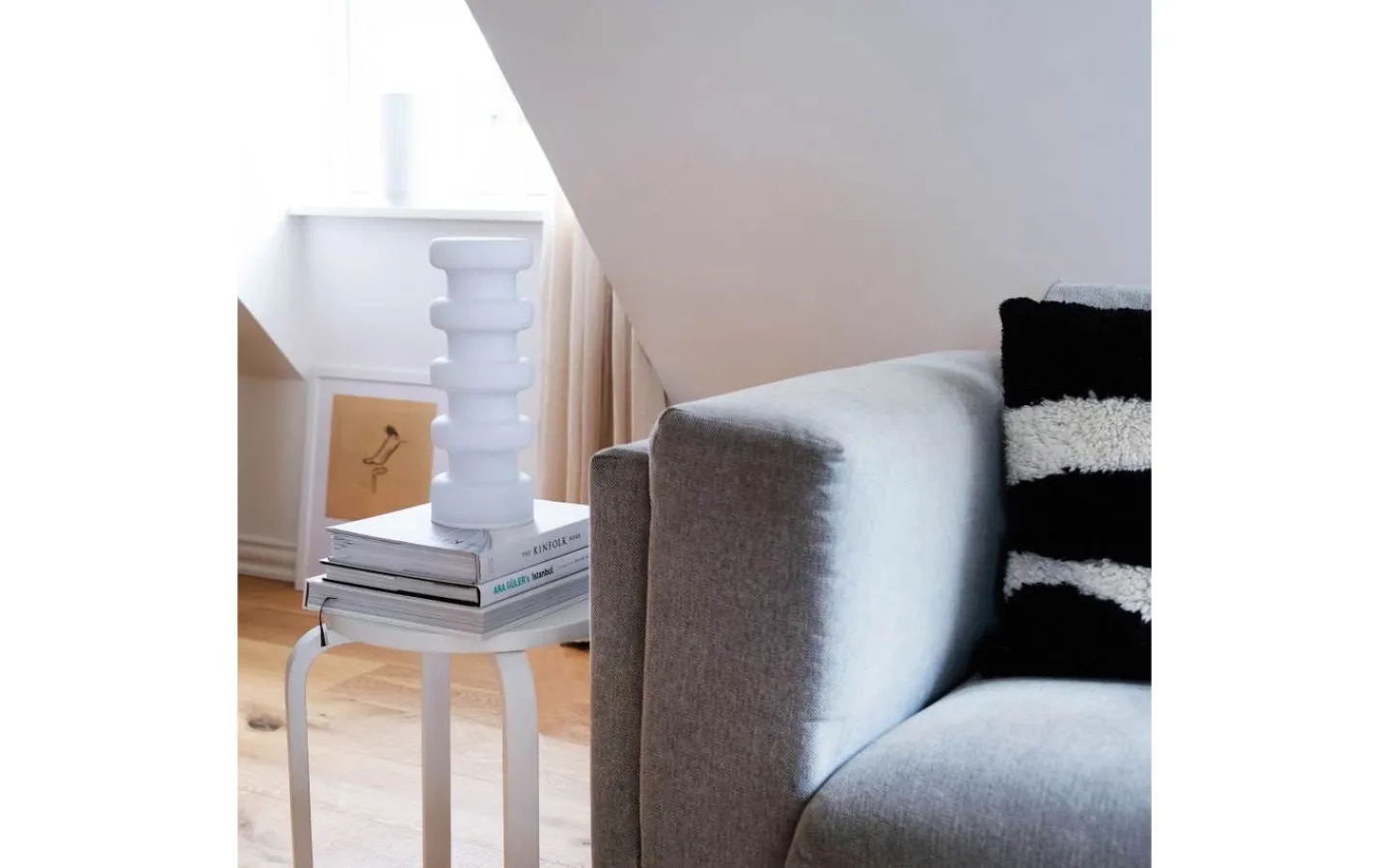 Dyberg Larsen Luna Bordslampa 33cm Opalvit* Bordslampor