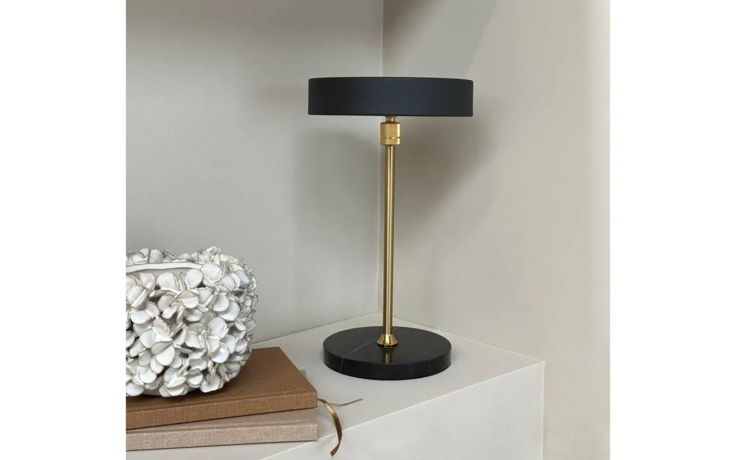 Dyberg Larsen Moonlight Uppladdningsbar Bordslampa 28,5cm LED 3000K 2W Svart/Mässing* Uppladdningsbara Lampor Inomhus|Bordslampor