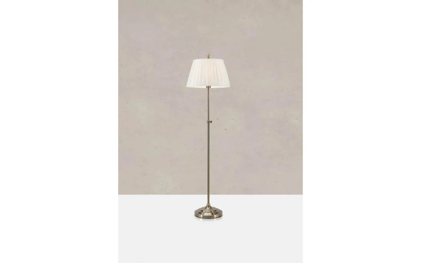 Markslojd Oxford Golvlampa 155cm Offwhite/Antikmässing* Golvlampor