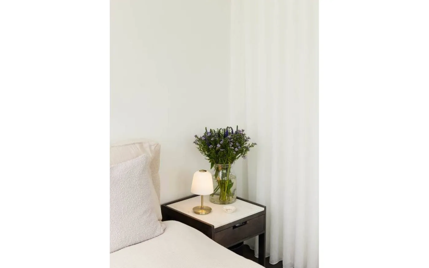 Room 49 Uppladdningsbar Bordslampa LED 3-Steg DIM Opal/Mässing IP54