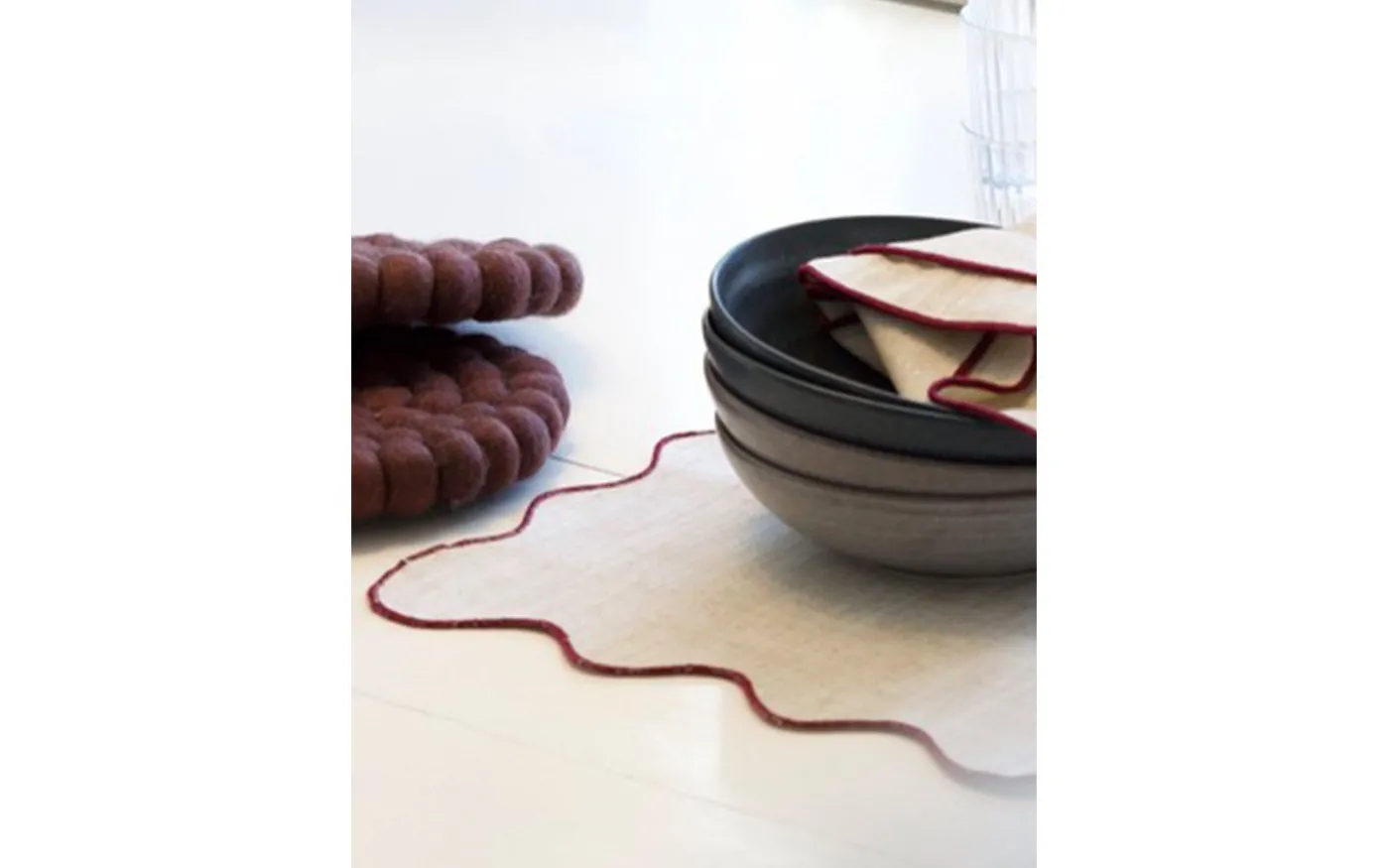 Sabina Tablett Vinröd 35x45cm