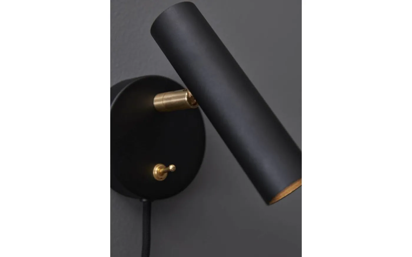 Slender Vägglampa Svartstruktur/Mässing