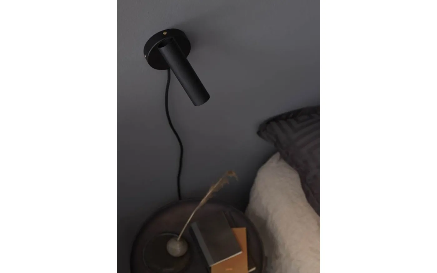 Slender Vägglampa Svartstruktur/Mässing