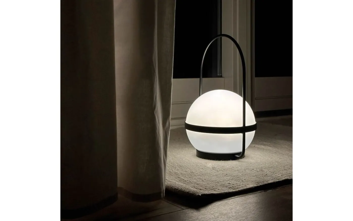 Summer Laddbar/Solcells Lykta 26cm LED 3000K Vit/Svart IP44