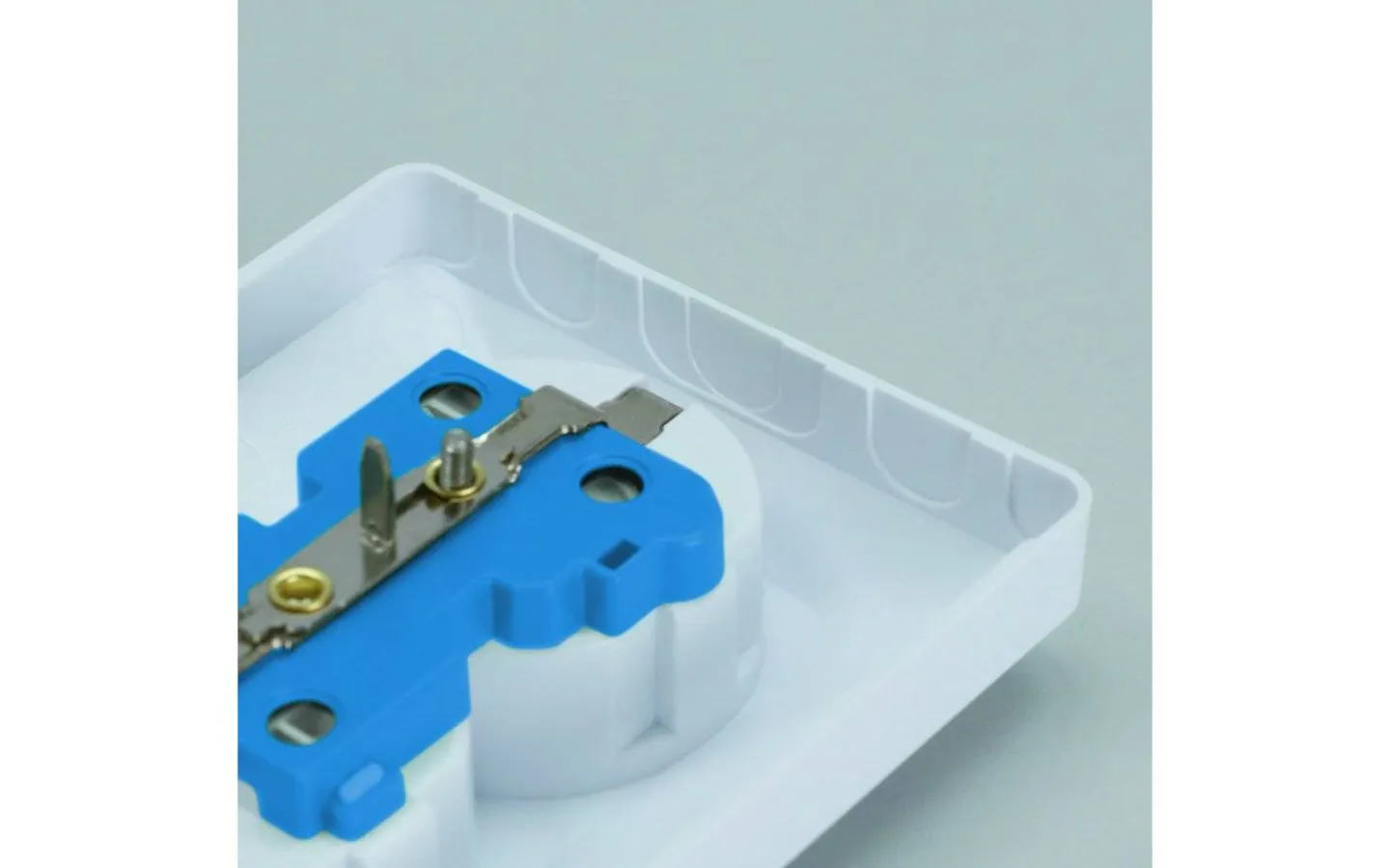 Strömställare/Vägguttag<Malmbergs Vägguttag Delta, infällt 2-vägs med jord, RAL 9001