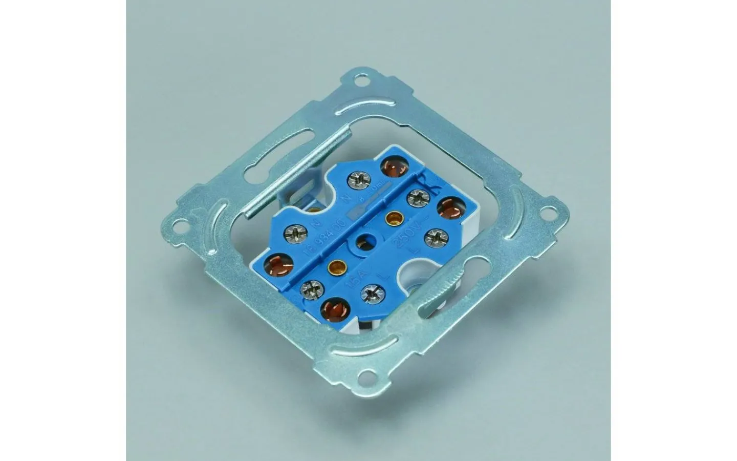 Strömställare/Vägguttag<Malmbergs Vägguttag Delta, infällt 2-vägs med jord, RAL 9001