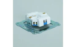 Strömställare/Vägguttag<Malmbergs Vägguttag Delta, infällt 2-vägs med jord, RAL 9001