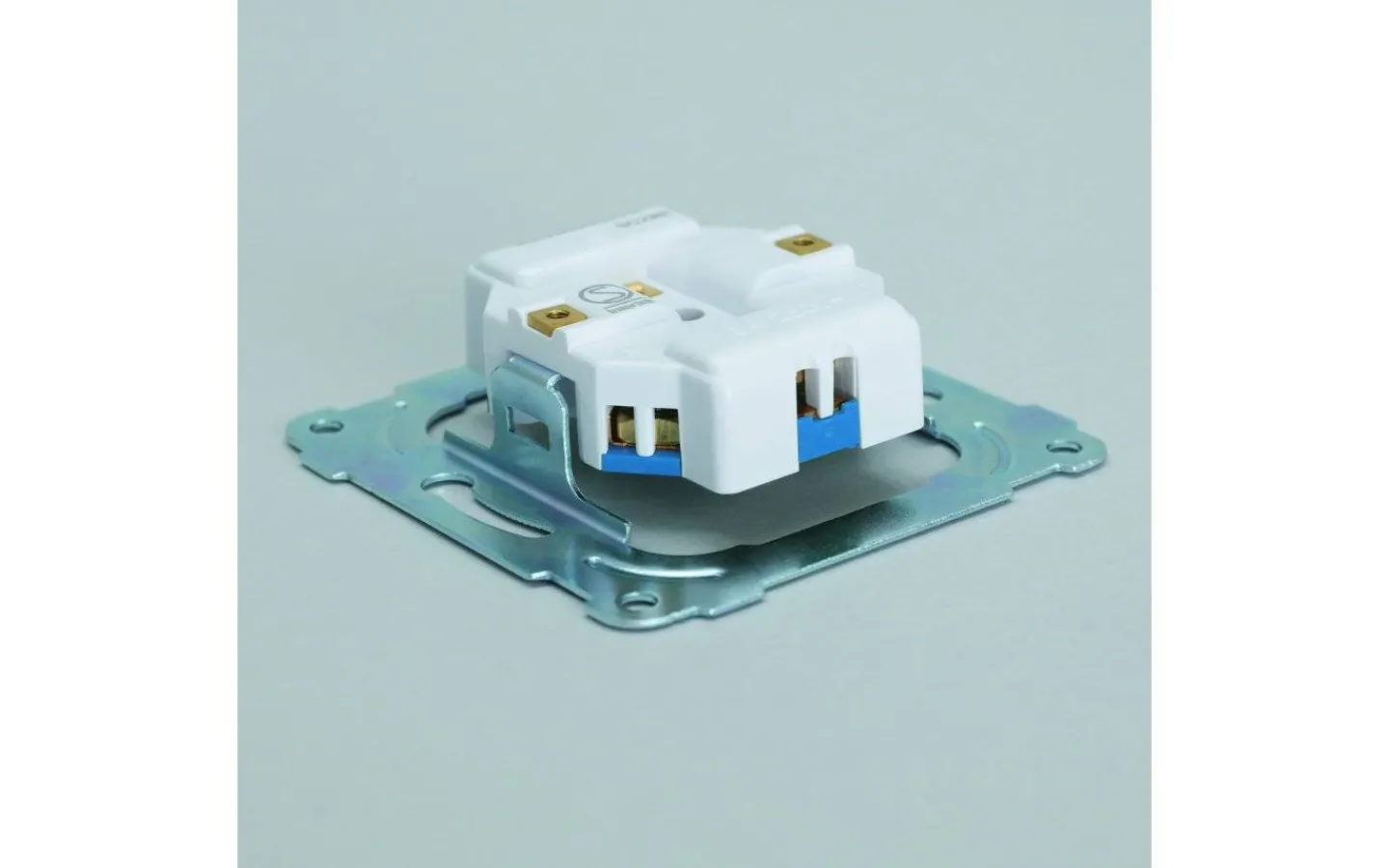 Strömställare/Vägguttag<Malmbergs Vägguttag Delta, infällt 2-vägs med jord, RAL 9001