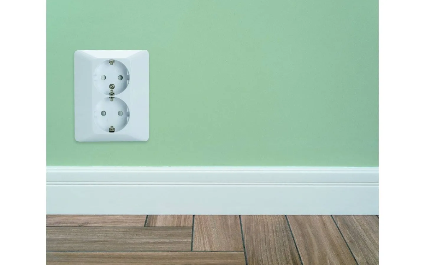 Strömställare/Vägguttag<Malmbergs Vägguttag Delta, infällt 2-vägs med jord, RAL 9001