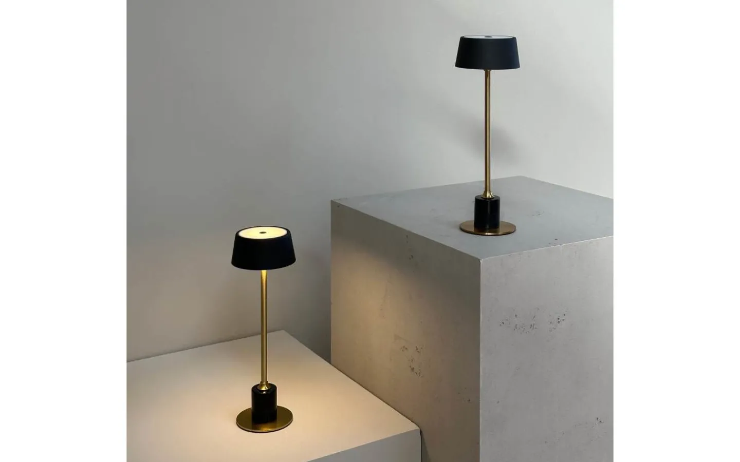 Dyberg Larsen Yoyo Uppladdningsbar Bordslampa 33cm LED 3000K 5,2W Svart/Mässing* Uppladdningsbara Lampor Inomhus|Bordslampor